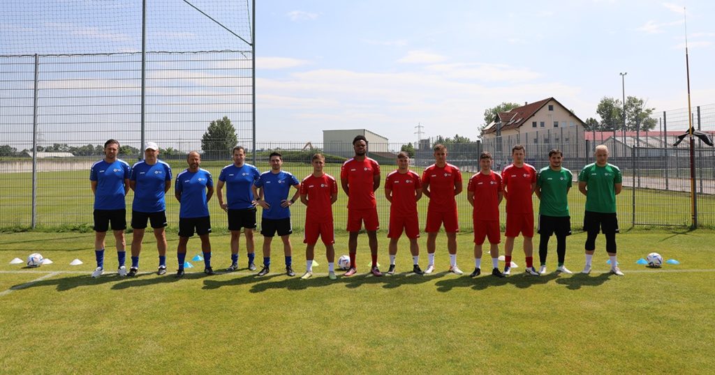 Das erste Mannschaftsfoto mit den teilnehmenden Spielern und Betreuern des Zurück ins Spiel Camps 2023