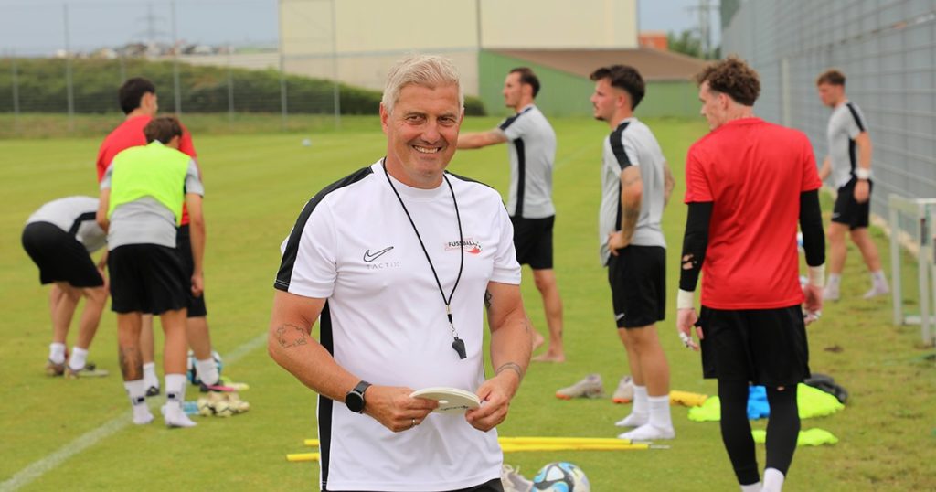 Ein bestens gestimmter Markus Mader beaufsichtigt eine Trainingsübung seiner Schützlinge